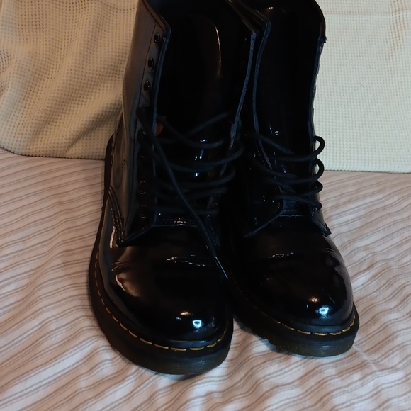 Patent Leather 8 eyelet Dr Martens boots - Picture 2 of 6